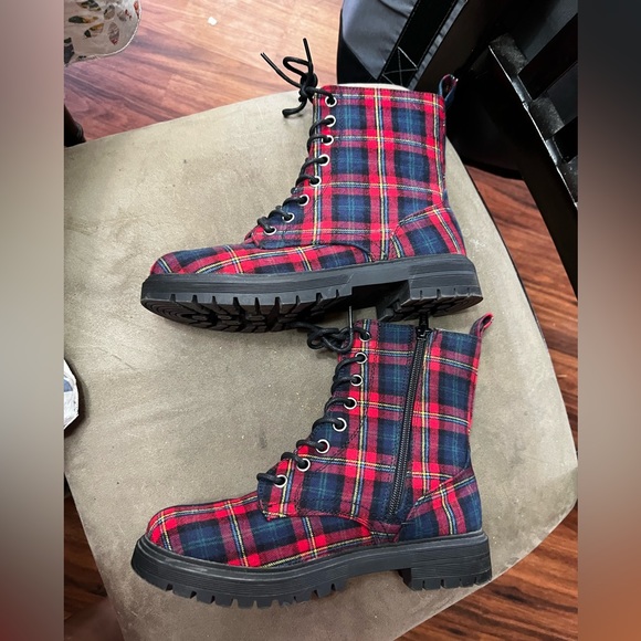 So women’s size 7 combat boots - Picture 3 of 6